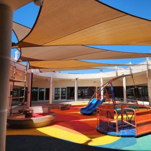 Instalación de tensoestructura de diseño para protección solar en patio de juegos infantil de Teletón Chillán.