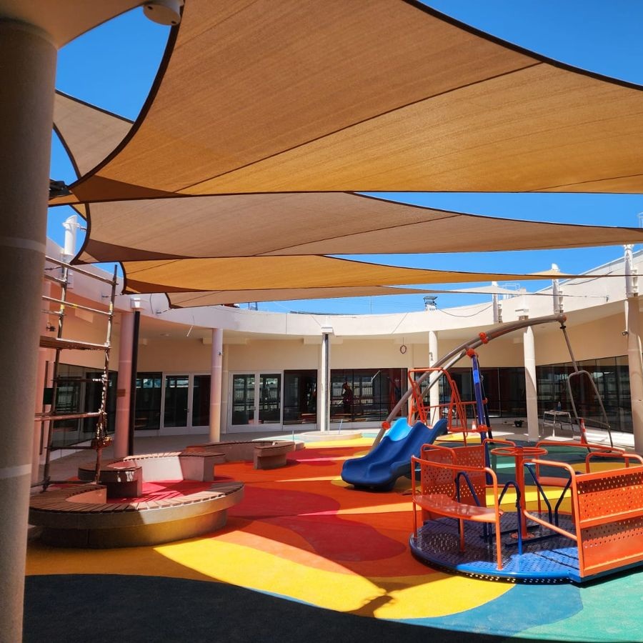 Instalación de tensoestructura de diseño para protección solar en patio de juegos infantil de Teletón Chillán.