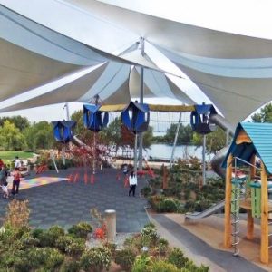 Tensoestructura para juegos infantiles en espacio urbano Piedra Roja