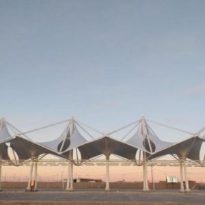 Tensoestructura y arquitectura textil de conos en Terminal Rodoviario de Calama